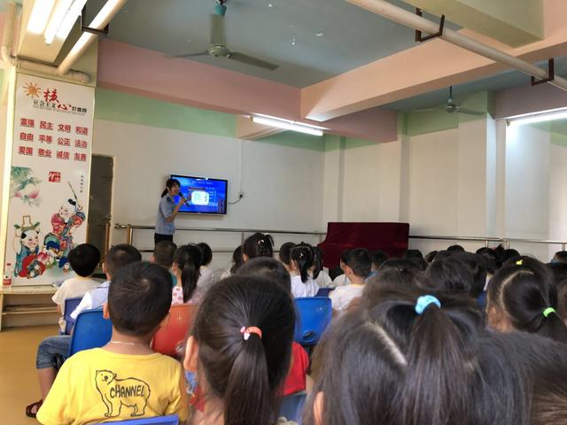 萬江交警走進(jìn)勝利幼兒園開展交通安全宣傳活動(dòng)