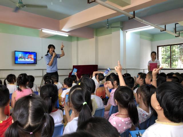 萬江交警走進(jìn)勝利幼兒園開展交通安全宣傳活動(dòng)