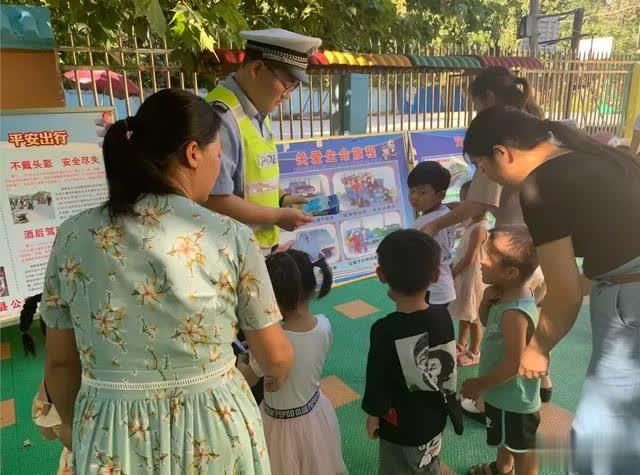【鎮(zhèn)平交警】“七進”宣傳 | “大手拉小手”交通安全宣傳進幼兒園