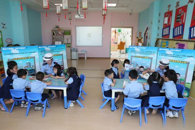 開學(xué)首日交警阿姨來講課 幼兒園小朋友在歡笑中學(xué)交通安全