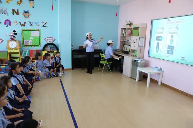 開學(xué)首日交警阿姨來講課 幼兒園小朋友在歡笑中學(xué)交通安全