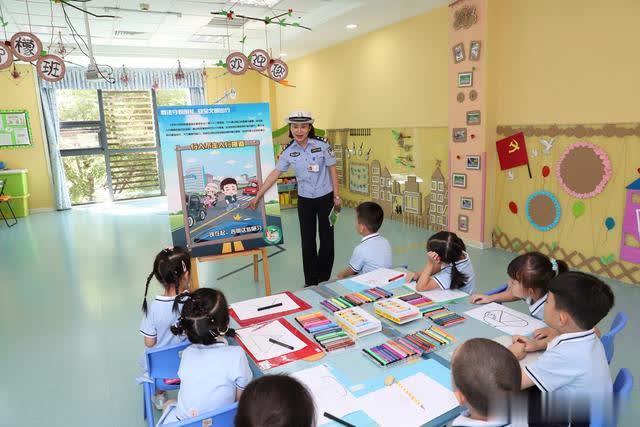 開學(xué)首日交警阿姨來講課 幼兒園小朋友在歡笑中學(xué)交通安全