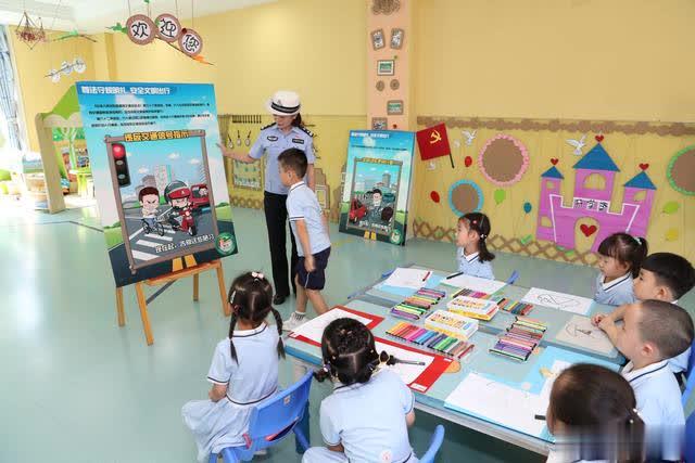 開學(xué)首日交警阿姨來講課 幼兒園小朋友在歡笑中學(xué)交通安全