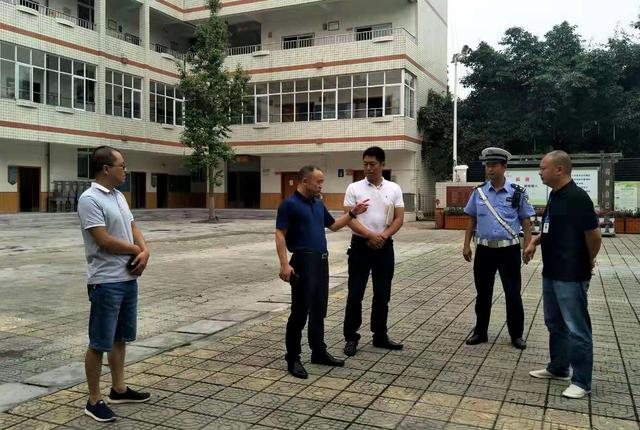 崇州市大劃鎮(zhèn)黨政領(lǐng)導(dǎo)檢查學校、幼兒園開學前安全