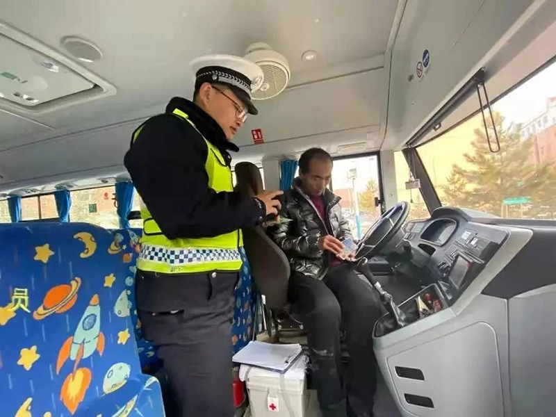 安塞交警積極開展校車安全隱患大排查/ 安塞交警積極開展校車安全隱患大排查