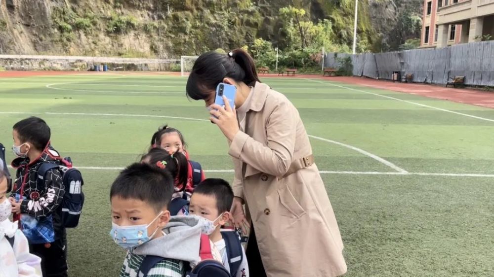 為愛護航，安全抵達——我校附屬幼兒園校車安全演練活動