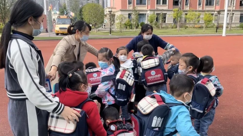 為愛護航，安全抵達——我校附屬幼兒園校車安全演練活動