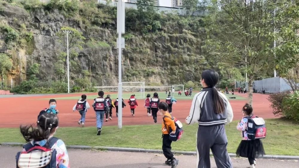 為愛護航，安全抵達——我校附屬幼兒園校車安全演練活動