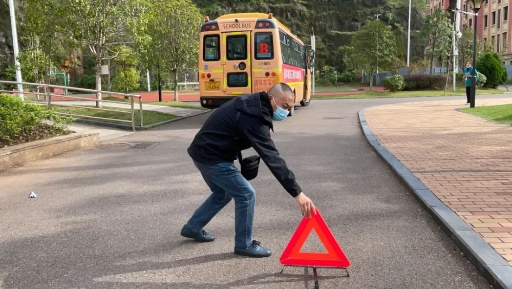 為愛護航，安全抵達——我校附屬幼兒園校車安全演練活動