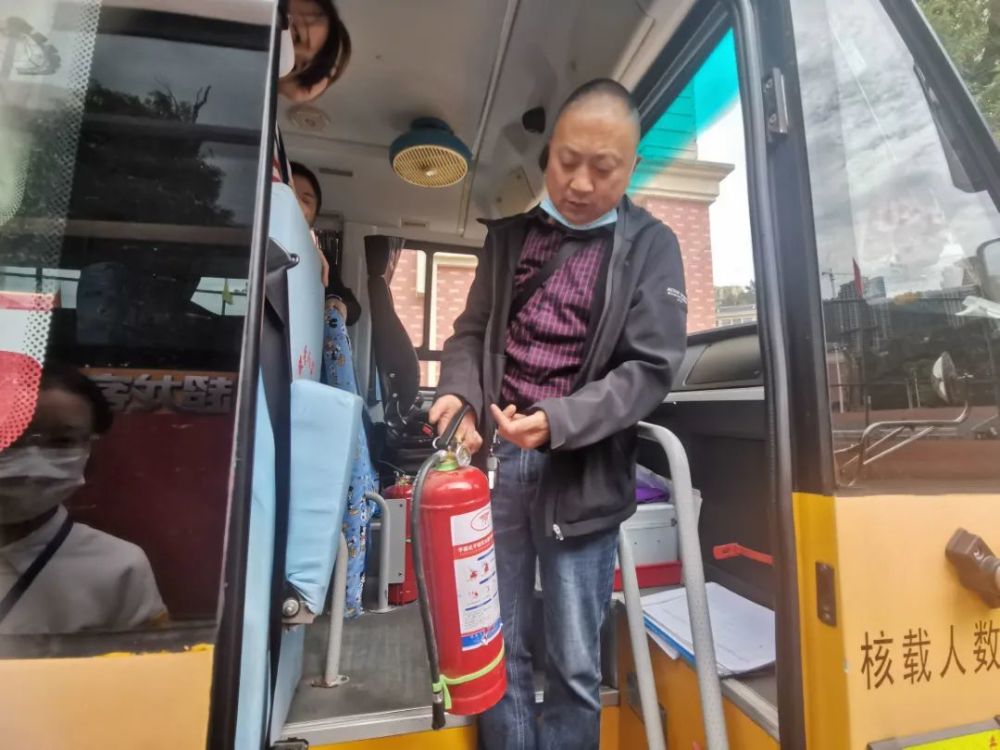 為愛護航，安全抵達——我校附屬幼兒園校車安全演練活動