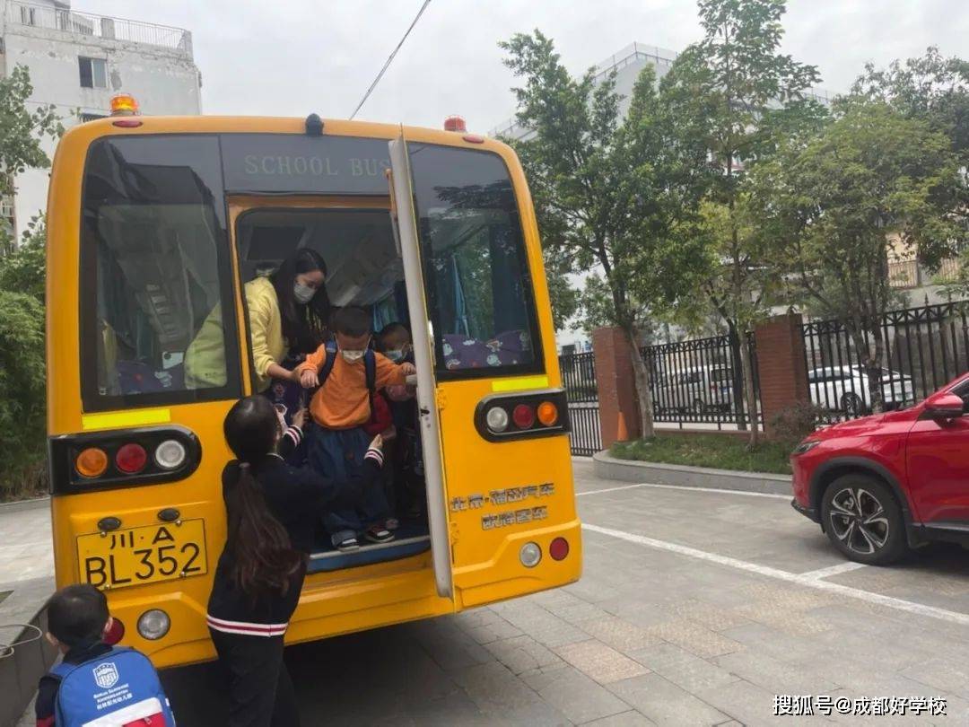 遇事不慌，聽從指揮！柏林陽光幼兒園校車安全演練，為愛護(hù)航！