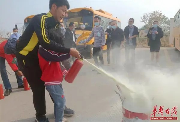 廣發(fā)鎮(zhèn)中心幼兒園開展校車安全及消防應急疏散演練/ 廣發(fā)鎮(zhèn)中心幼兒園開展校車安全及消防應急疏散演練