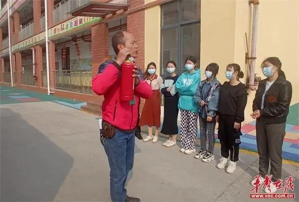 廣發(fā)鎮(zhèn)中心幼兒園開展校車安全及消防應急疏散演練/ 廣發(fā)鎮(zhèn)中心幼兒園開展校車安全及消防應急疏散演練