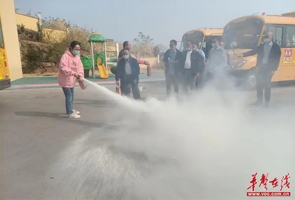 廣發(fā)鎮(zhèn)中心幼兒園開展校車安全及消防應急疏散演練/ 廣發(fā)鎮(zhèn)中心幼兒園開展校車安全及消防應急疏散演練