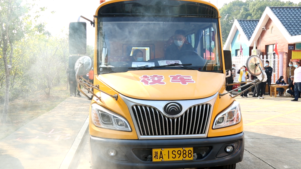 筑牢安全防線，我區(qū)開展校車安全應(yīng)急疏散演練活動(dòng)