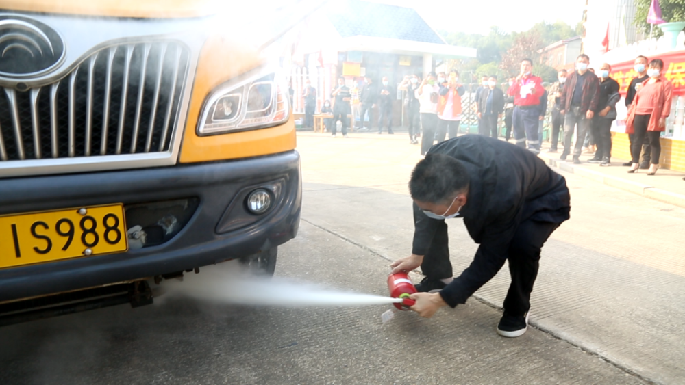 筑牢安全防線，我區(qū)開展校車安全應(yīng)急疏散演練活動(dòng)