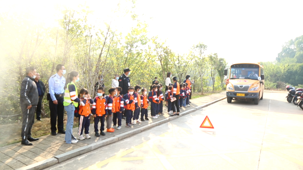 筑牢安全防線，我區(qū)開展校車安全應(yīng)急疏散演練活動(dòng)