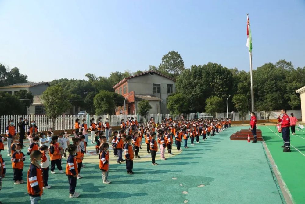 筑牢安全防線，我區(qū)開展校車安全應(yīng)急疏散演練活動(dòng)
