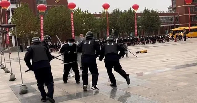 保障校車安全 濟(jì)南市開展校車消防及防暴應(yīng)急演練