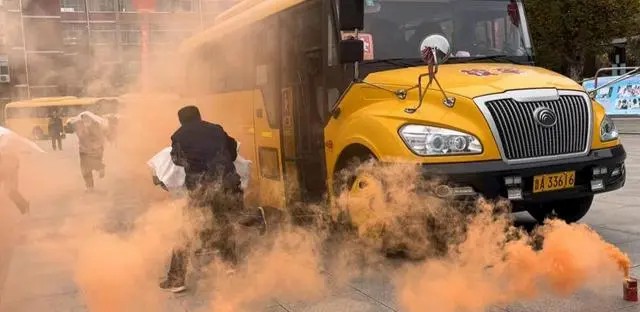 保障校車安全 濟(jì)南市開展校車消防及防暴應(yīng)急演練