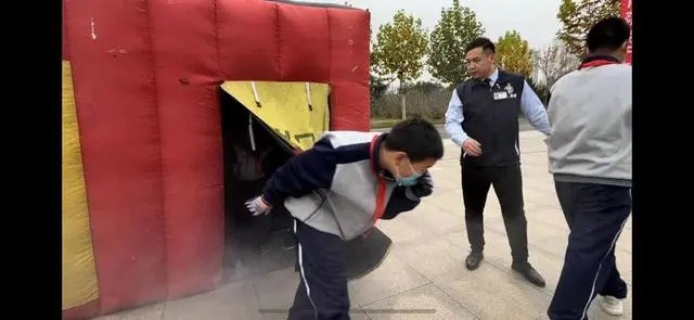 保障校車安全 濟(jì)南市開展校車消防及防暴應(yīng)急演練
