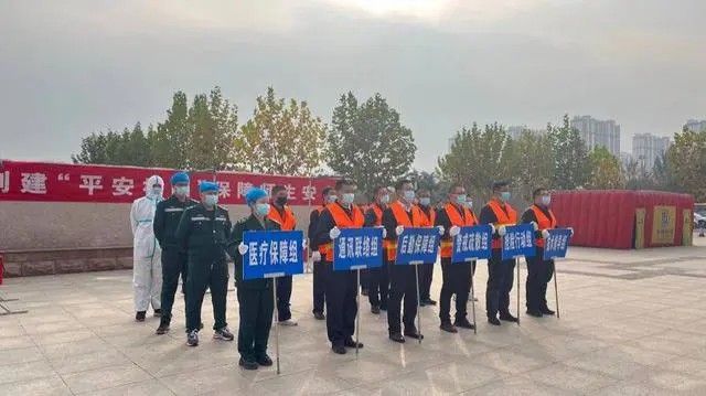 保障校車安全 濟(jì)南市開展校車消防及防暴應(yīng)急演練