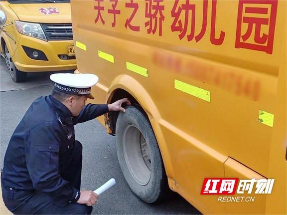 開學(xué)在即！古丈縣多部門聯(lián)合開展校車安全大檢查