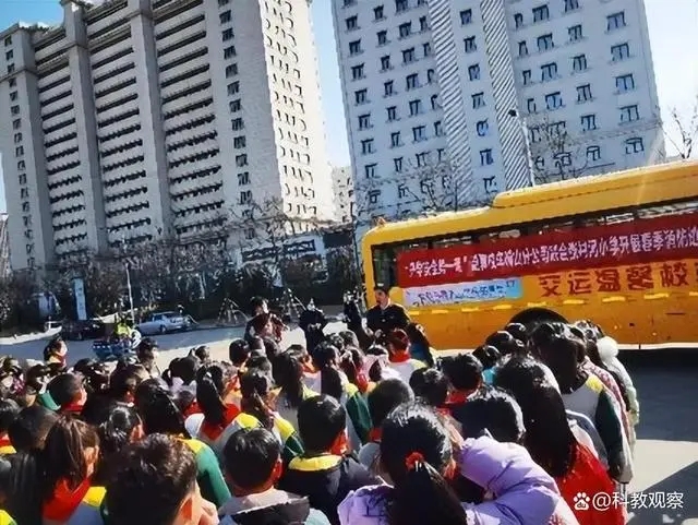 開(kāi)學(xué)安全第一課——嶗山區(qū)張村河小學(xué)開(kāi)展校車安全疏散應(yīng)急演練