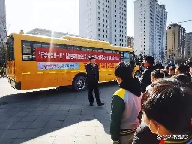 開(kāi)學(xué)安全第一課——嶗山區(qū)張村河小學(xué)開(kāi)展校車安全疏散應(yīng)急演練