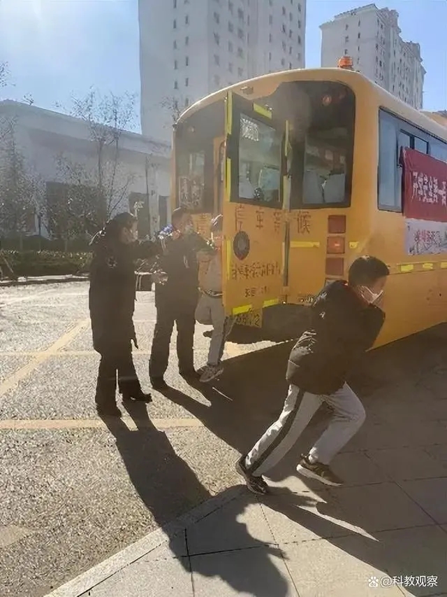 開(kāi)學(xué)安全第一課——嶗山區(qū)張村河小學(xué)開(kāi)展校車安全疏散應(yīng)急演練