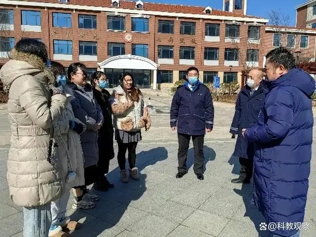 開(kāi)學(xué)安全第一課——嶗山區(qū)張村河小學(xué)開(kāi)展校車安全疏散應(yīng)急演練