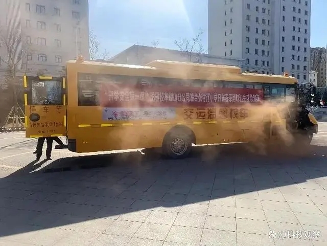 開(kāi)學(xué)安全第一課——嶗山區(qū)張村河小學(xué)開(kāi)展校車安全疏散應(yīng)急演練