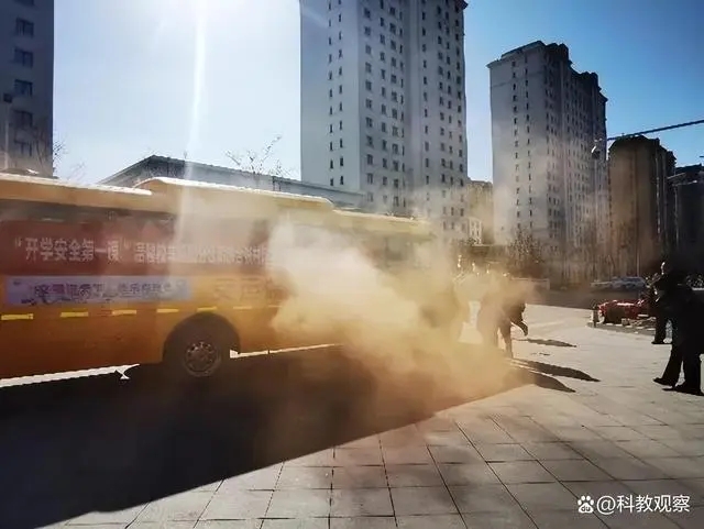 開(kāi)學(xué)安全第一課——嶗山區(qū)張村河小學(xué)開(kāi)展校車安全疏散應(yīng)急演練