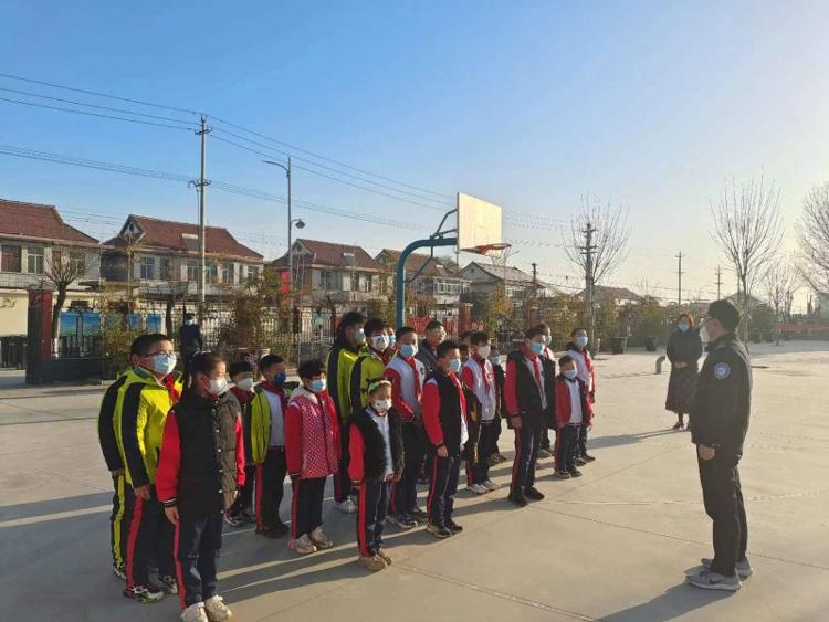 桓臺縣起鳳鎮(zhèn)華溝小學(xué)開展校車安全演練活動