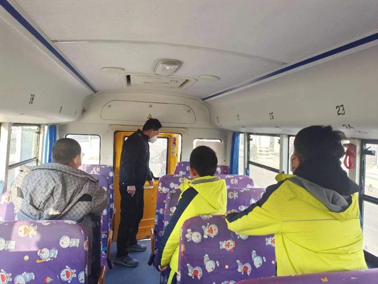 桓臺縣起鳳鎮(zhèn)華溝小學(xué)開展校車安全演練活動