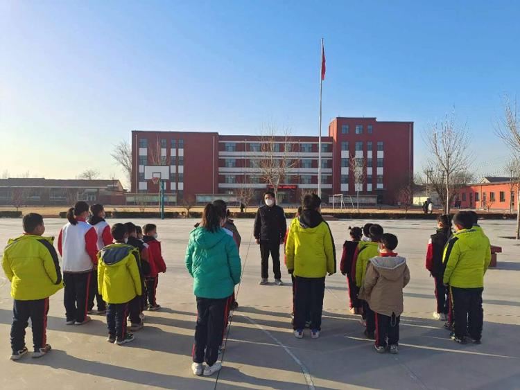 桓臺縣起鳳鎮(zhèn)華溝小學(xué)開展校車安全演練活動