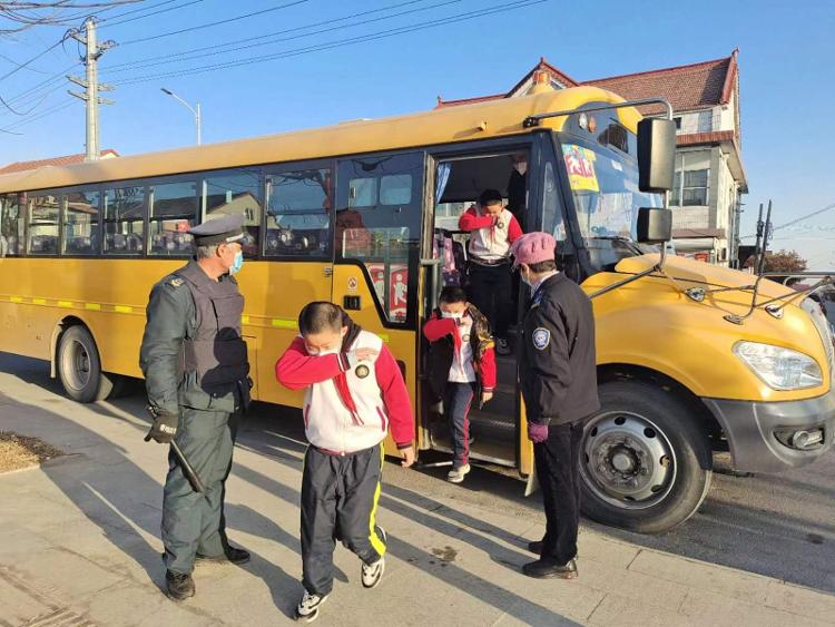 桓臺縣起鳳鎮(zhèn)華溝小學(xué)開展校車安全演練活動