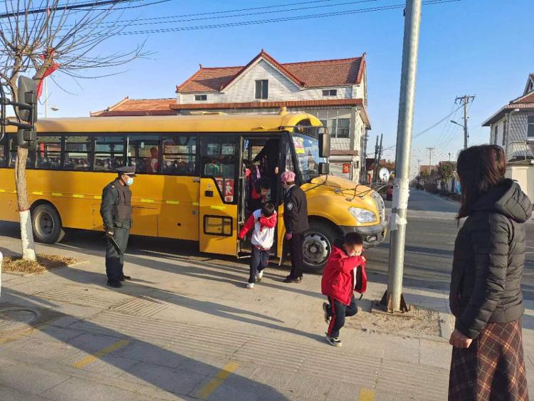 桓臺縣起鳳鎮(zhèn)華溝小學(xué)開展校車安全演練活動