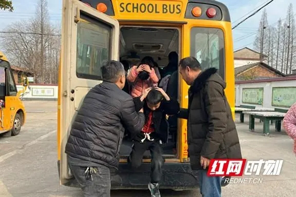 南縣浪拔湖:織密校車“安全網(wǎng)” 守護(hù)學(xué)生平安行 南縣浪拔湖:織密校車“安全網(wǎng)” 守護(hù)學(xué)生平安行