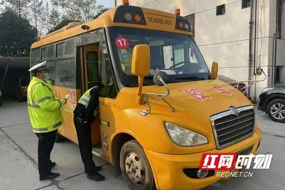 南縣浪拔湖:織密校車“安全網(wǎng)” 守護(hù)學(xué)生平安行 南縣浪拔湖:織密校車“安全網(wǎng)” 守護(hù)學(xué)生平安行