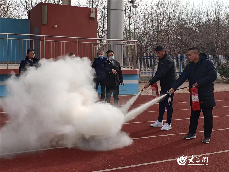 守護安全 青島溫馨校車開展春季綜合應(yīng)急演練 守護安全 青島溫馨校車開展春季綜合應(yīng)急演練