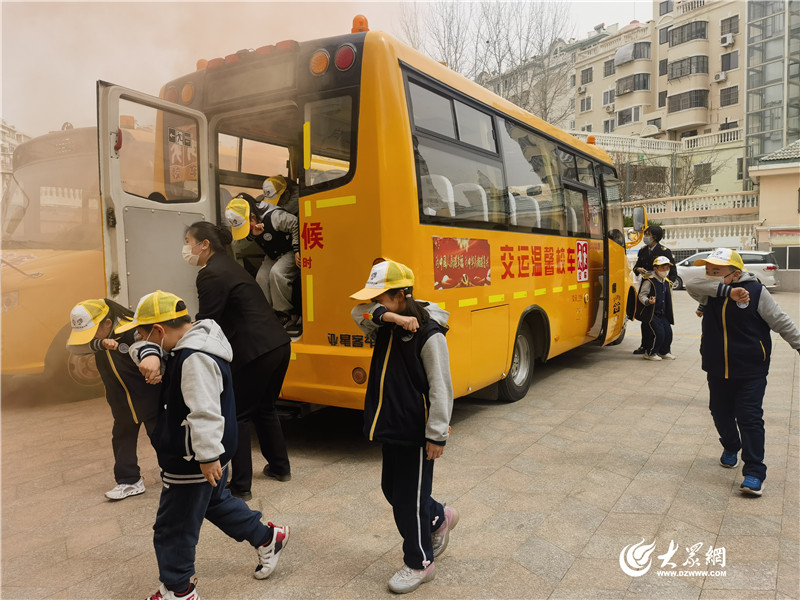守護安全 青島溫馨校車開展春季綜合應(yīng)急演練 守護安全 青島溫馨校車開展春季綜合應(yīng)急演練
