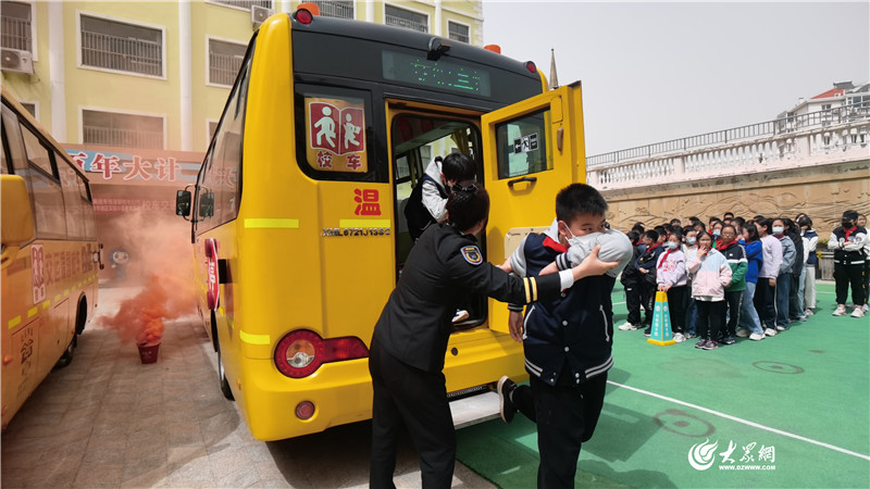 守護安全 青島溫馨校車開展春季綜合應(yīng)急演練 守護安全 青島溫馨校車開展春季綜合應(yīng)急演練