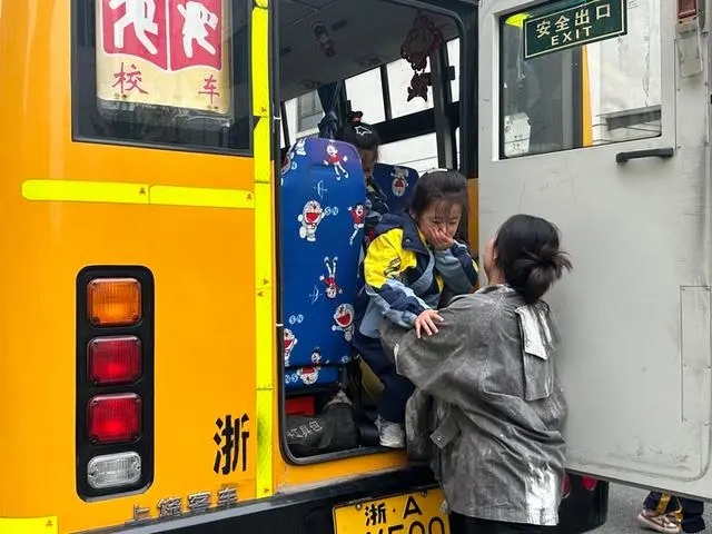 校車著火了可怎么辦？這家幼兒園進(jìn)行了安全應(yīng)急演練