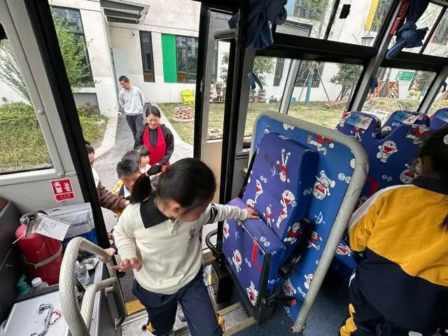 校車著火了可怎么辦？這家幼兒園進(jìn)行了安全應(yīng)急演練