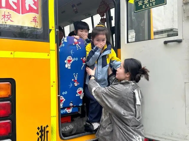 校車著火了可怎么辦？這家幼兒園進(jìn)行了安全應(yīng)急演練