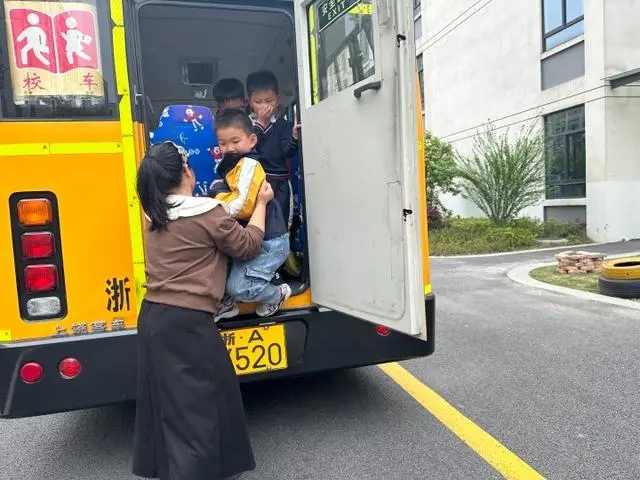 校車著火了可怎么辦？這家幼兒園進(jìn)行了安全應(yīng)急演練