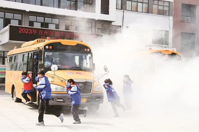 安徽宣城宣州區(qū):應急演練防患未然 校車安全牢記心間 安徽宣城宣州區(qū):應急演練防患未然 校車安全牢記心間