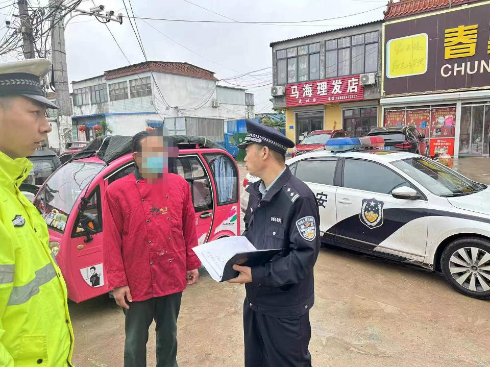 經(jīng)開交警開展校車突擊檢查，鑄牢學(xué)生“成長安全網(wǎng)”