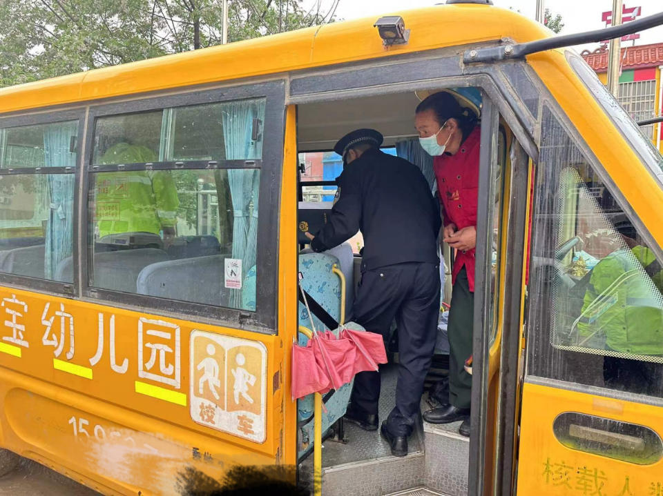 經(jīng)開交警開展校車突擊檢查，鑄牢學(xué)生“成長安全網(wǎng)”